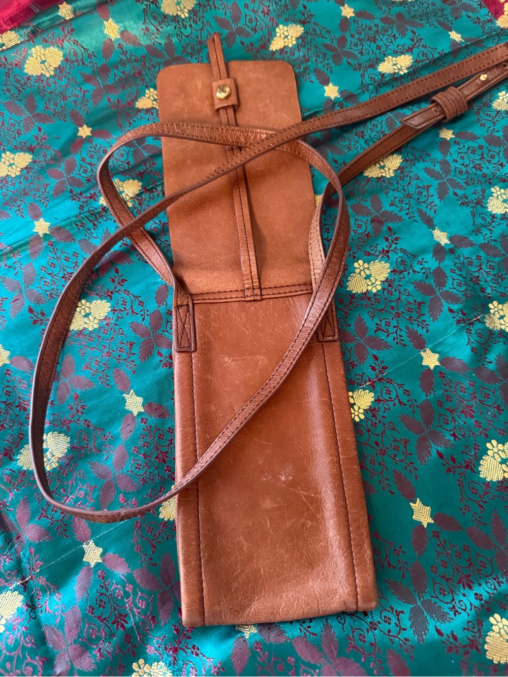 Hobo International Token Leather Smartphone Wallet Crossbody-Caramel - Picture 5 of 6